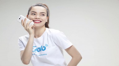    Hồ Ngọc Hà nhí nhảnh trong hậu trường chụp hình