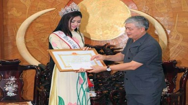     UBND tỉnh Thanh Hóa đặt cặp ngà voi ở trụ sở để... trang trí!