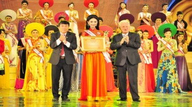    Thí sinh Hoa hậu dân tộc Việt Nam trả lại danh hiệu vì bị làm phiền