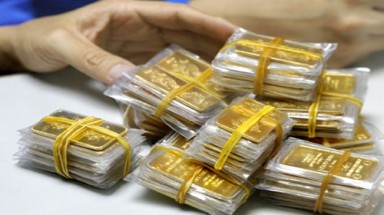  Người dân mang 100 tấn vàng về nhà chôn