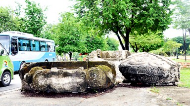  “Chơ vơ” mộ cổ trên vỉa hè