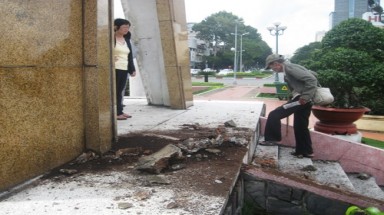   Tượng đài Trần Nguyên Hãn trước chợ Bến Thành gãy một chân