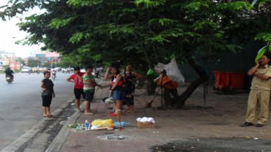  Hà Nội: Phát hiện xác thai nhi cạnh thùng rác