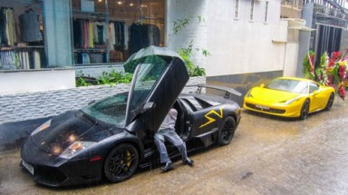  Siêu xe ở Sài Gòn dầm mưa, báo nước ngoài "dòm ngó"