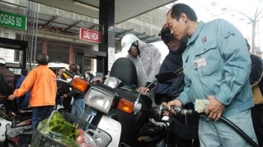  Xăng thế giới giảm sâu, giá xăng Việt chót vót