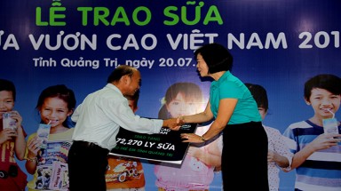 Quỹ sữa “Vươn Cao Việt Nam” trao tặng sữa cho con em gia đình thương binh liệt sĩ tỉnh Quảng Trị 