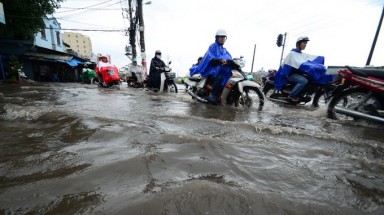  Mưa lớn, dân Sài Gòn lại ... "chạy lũ"