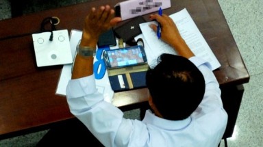   Đại biểu HĐND TP.HCM vừa chơi game vừa giơ tay biểu quyết!