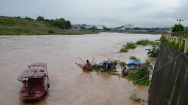  Lũ lớn bất ngờ cuốn trôi nhiều tài sản trên sông Hồng