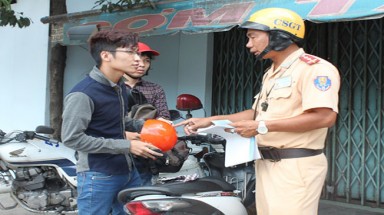   Không phạt người đội mũ bảo hiểm dỏm