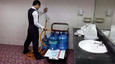  Cộng đồng dậy sóng với bức ảnh lấy nước vệ sinh cho vào bình nước khoáng tại sân bay