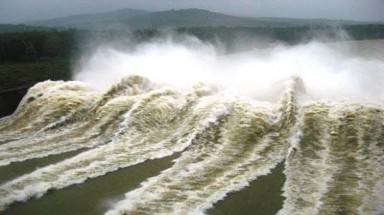  EVN nói dân phải sống chung với lũ: Vô trách nhiệm!
