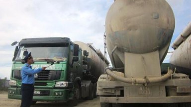 Xe bồn chở xi măng cho Formosa "trêu ngươi" Bộ trưởng Thăng