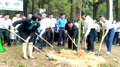  Trồng cây tri ân các anh hùng liệt sỹ tại Ngã ba Đồng Lộc, Hà Tĩnh