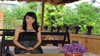  Nguời mẫu Tố Quyên cực kỳ quyến rũ với trong trang phục mới của NTK Việt Hùng