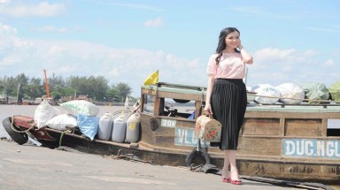  Bộ ảnh hoa khôi Huỳnh Thúy Vi tạo dáng xinh bên bến Ninh Kiều