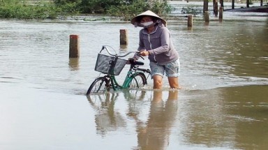  Kon Tum: Làm đường trăm tỷ, dân vẫn phải lội nước 