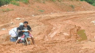  Khó khăn trong làm đường giao thông miền núi ở Sơn La 