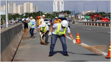   Có nên khuyến khích sinh viên quét rác trên đường cao tốc ?