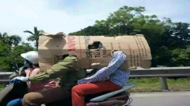  Hình ảnh đội cây chống nắng gây bức xúc