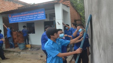  TP.HCM: Chiến sĩ Hành quân xanh sửa nhà, làm đường giúp dân