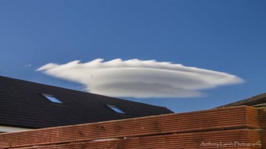  Khám phá đám mây có dạng thấu kính giống UFO