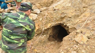   Quảng Ngãi: Đánh sập 36 hầm vàng bằng thuốc nổ