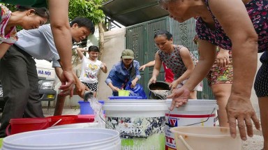  Vỡ ống nước sông Đà, dân Thủ đô xách nước như thời bao cấp