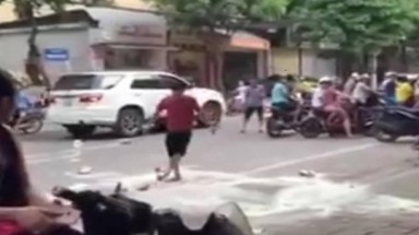  Con nhập viện, bố đập 5 hộp sữa bị bắt khẩn cấp