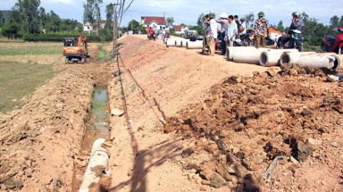  Nghệ An: Người dân “tố” bệnh viện xả thải ra đồng ruộng