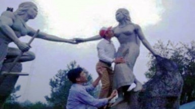 Sàm sỡ tượng đá