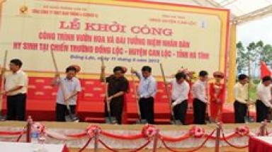 Đài tưởng niệm nhân dân hy sinh ở Ngã ba Đồng Lộc