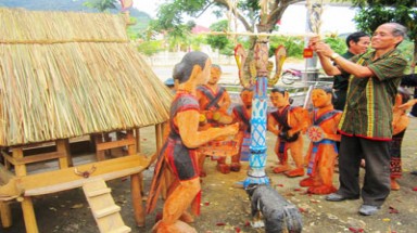 Cuộc hội ngộ các nghệ nhân điêu khắc Cơ Tu