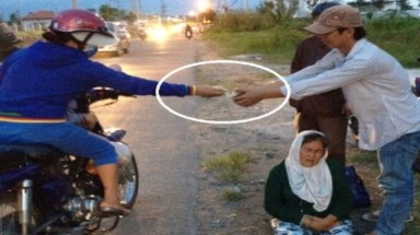   TPHCM: Thanh niên ôm cụ già, diễn trò “mẹ bị ung thư” để xin tiền