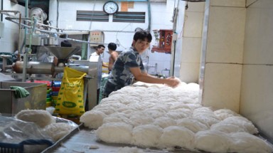     TP.HCM phát hiện thêm cơ sở sản xuất bún có chất tinopal