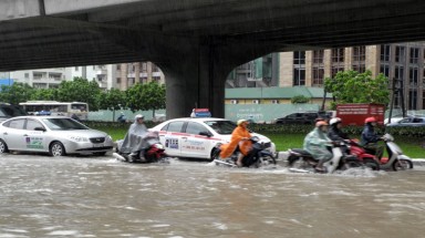  Hà Nội:Bộ trưởng Thăng, Chủ tịch Thảo đi làm trong nước ngập?