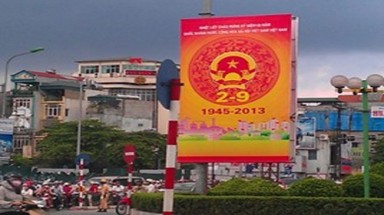  "Sốc": Pano giữa Hà Nội ghi nhầm tên nước Việt Nam