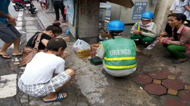  Hà Nội: Gom rác, phát hiện thi thể trẻ sơ sinh trong thùng mỳ tôm