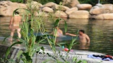  Trung Quốc:Khỏa thân tắm suối, 8 cảnh sát bị sa thải