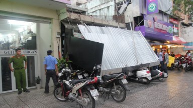  TP HCM: Mưa lốc, biển quảng cáo sập đè nát 9 xe máy