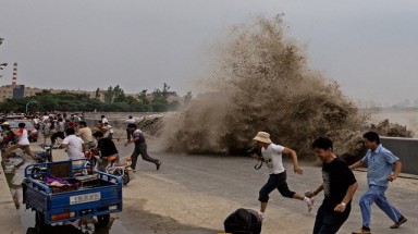  Sóng sông Tiền Đường cuốn phăng du khách 