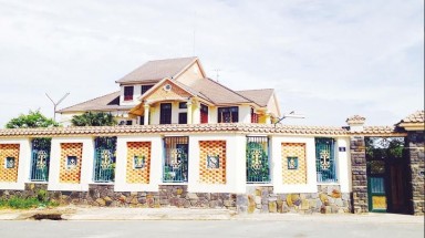  Dinh thự hoành tráng, vườn cao su bát ngát của Chủ tịch Bình Dương?