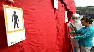  Sân bay Tân Sơn Nhất diễn tập tiếp nhận hành khách nghi nhiễm Ebola