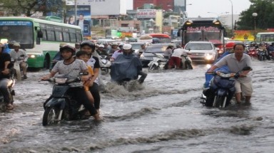  TP HCM: Tan ca, người dân bì bõm lội nước về nhà