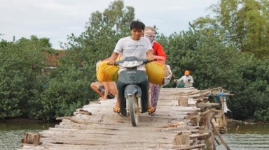  Nín thở qua cây cầu 'có một không hai' ở Việt Nam