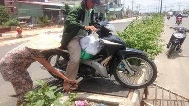  ”Nghề lạ” trên đường vành đai ngoài ở Sài Gòn