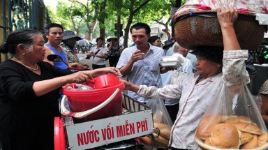 Những hình ảnh làm ấm lòng người dân ở thủ đô