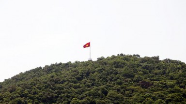  Cờ Tổ quốc tung bay nơi đảo tiền tiêu