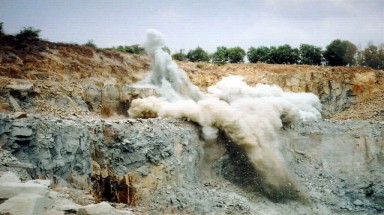 Doanh nghiệp tư nhân Trần Phúc phải tuân thủ nghiêm quy định an toàn khi nổ mìn phá đá