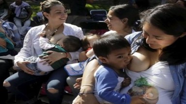 Mexico: Khuyến khích nuôi con bằng sữa mẹ bằng cách cấm phát sữa bột miễn phí 